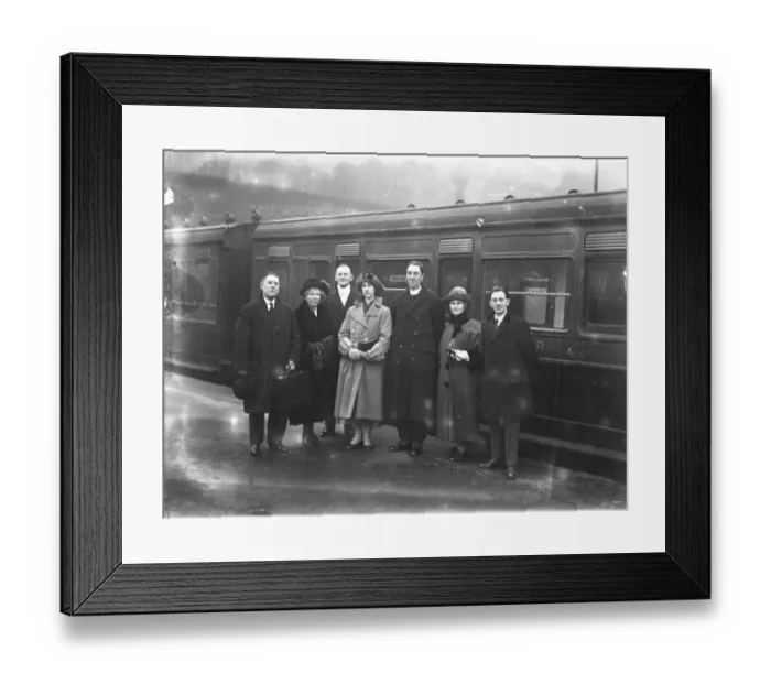 Framed Print : The Reverend Vale Owen leaves Waterloo Station for America. Left to right; Mr Leslie Curnow