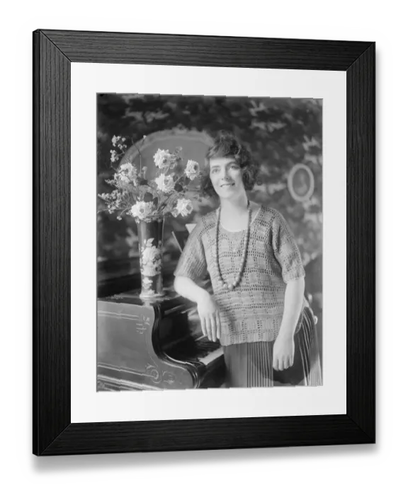 Framed Print : Peers stage romance. Lord Lyveden, the actor peer, is engaged to Miss Lynda Martell Framed Print : Peers stage romance. Lord Lyveden, the actor peer, is engaged to Miss Lynda Martell