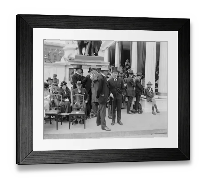Framed Print : The Great Victory March Sir Ed Lutyens, designer of the Cenotaph and Sir Frank Baines
