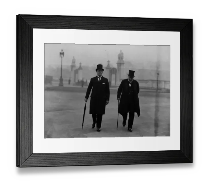 Framed Print : Retiring ministers give up seals of office. Lord Haldane and Colonel Wedgwood arriving Framed Print : Retiring ministers give up seals of office. Lord Haldane and Colonel Wedgwood arriving