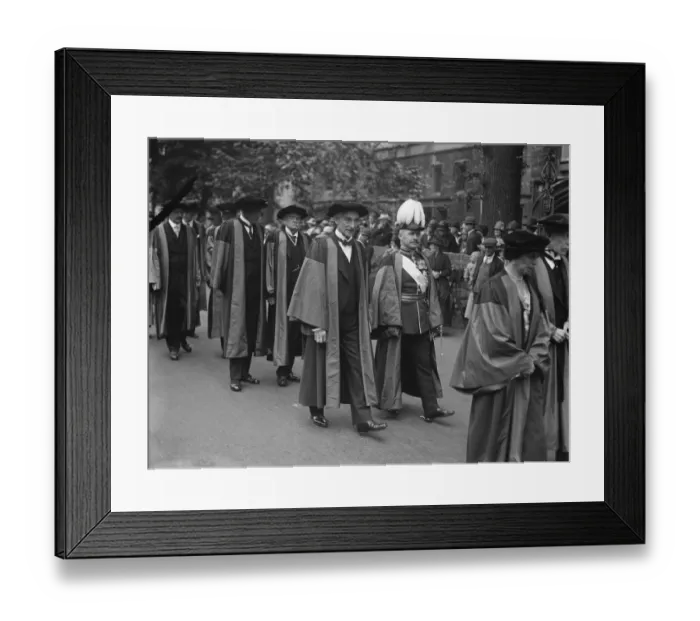 Framed Print : Notable degree ceremony at Oxford. Marquis of Reading ( left ) and Earl of Cavan in their robes