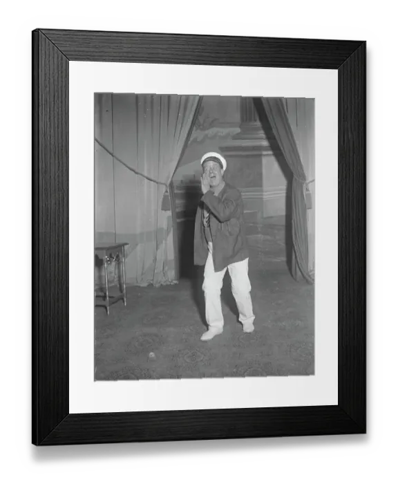Framed Print : Old times of the music halls Leo Dryden, who will sing his old time hit The miners