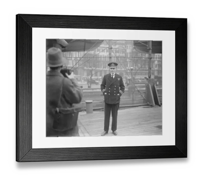 Framed Print : Thames thrill rescue. Lt Com Michell, of HMS President, lying off Thames Embankment Framed Print : Thames thrill rescue. Lt Com Michell, of HMS President, lying off Thames Embankment