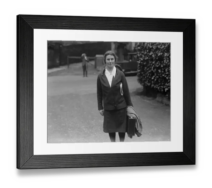 Framed Print : Miss Ishbel MacDonald, the new 10 Downing Street. 5 June 1929 Framed Print : Miss Ishbel MacDonald, the new 10 Downing Street. 5 June 1929