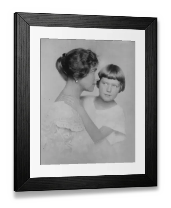 Framed Print : Lady Specialist in Bloodless Surgery Dr Ina Larwin Mazzura, who as a result of