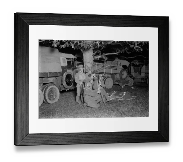 Framed Print : The night advance. Scenes Somewhere in Wilts. Lewis gunners of the anti aircraft section