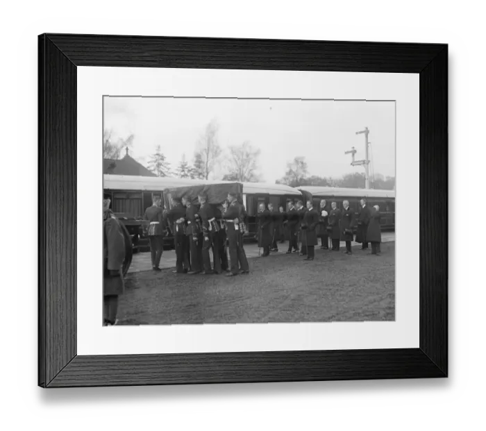 Framed Print : Queen Alexandras funeral at Sandringham. The coffin being put on to the train