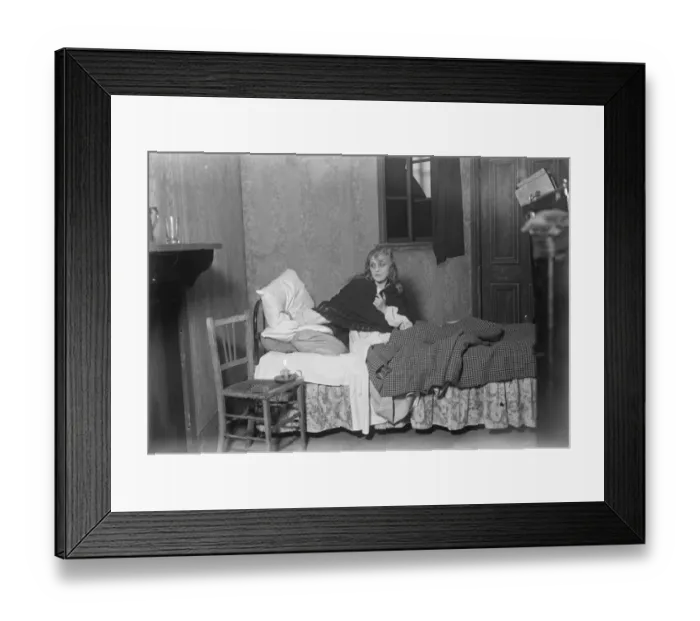 Framed Print : Miss Margaret Bannermans triumph in Lullaby. Miss Margaret Bannerman in a bedroom scene Framed Print : Miss Margaret Bannermans triumph in Lullaby. Miss Margaret Bannerman in a bedroom scene