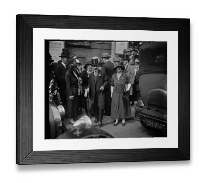 Framed Print : The home secretarys daughter weds. Miss Eleanor Henderson, daughter of Mr Arthur Henderson Framed Print : The home secretarys daughter weds. Miss Eleanor Henderson, daughter of Mr Arthur Henderson