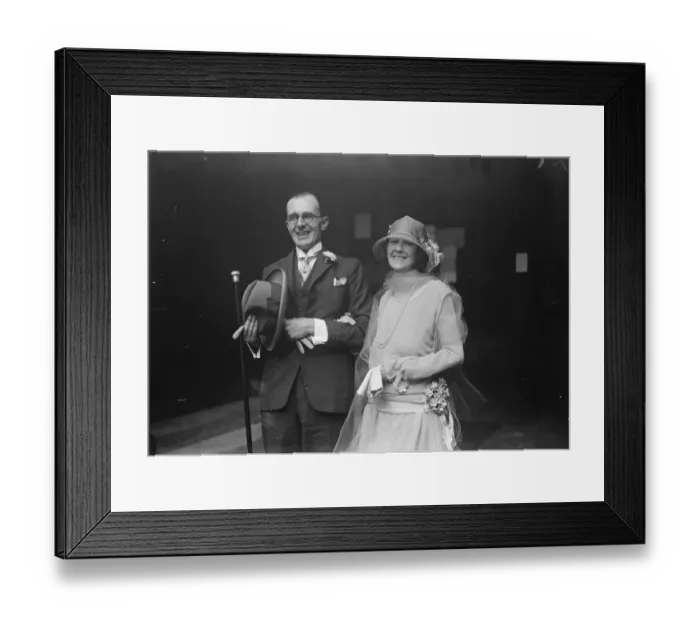 Framed Print : Actress weds dramatic critic Miss D Waring was married at St Mary Abbot, Kensington Framed Print : Actress weds dramatic critic Miss D Waring was married at St Mary Abbot, Kensington