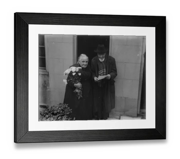 Framed Print : Kings congratulations for diamond wedding couple. Mr and Mrs Avory, of Maidstone Framed Print : Kings congratulations for diamond wedding couple. Mr and Mrs Avory, of Maidstone