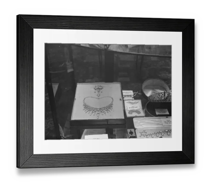 Framed Print : Wedding presents for Duke of York and Lady Elizabeth Bowes Lyon The necklace given Framed Print : Wedding presents for Duke of York and Lady Elizabeth Bowes Lyon The necklace given