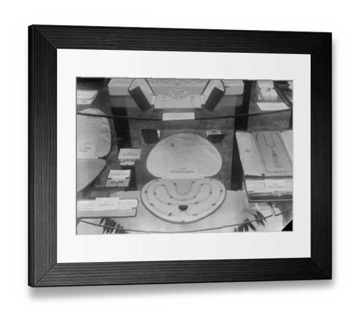 Framed Print : Wedding presents for Duke of York and Lady Elizabeth Bowes Lyon The necklace given Framed Print : Wedding presents for Duke of York and Lady Elizabeth Bowes Lyon The necklace given