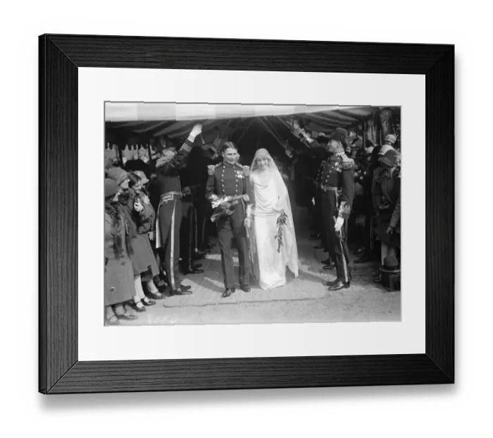 Framed Print : Bishop of Exeters daughter in Cathedral wedding. The marriage between Commander