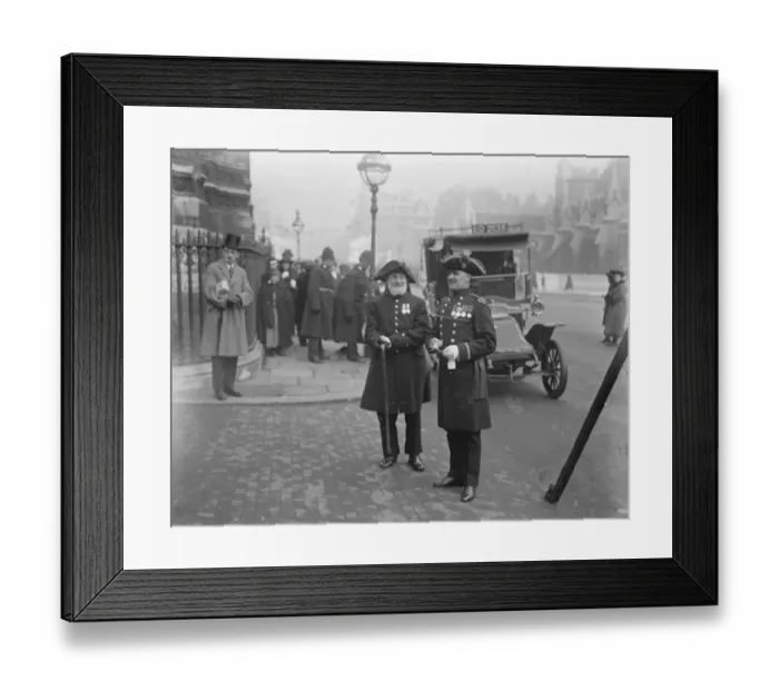 Framed Print : The Royal Wedding at Westminster Abbey. Private Dunham, the oldest living pensioner Framed Print : The Royal Wedding at Westminster Abbey. Private Dunham, the oldest living pensioner