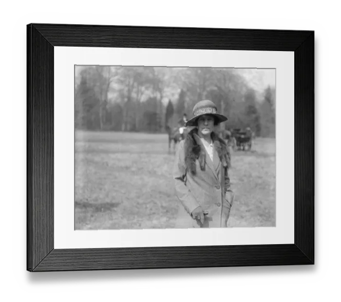 Framed Print : An Easter meet of the Duke of Beauforts Hounds was held at Cirencester, Gloucestershire Framed Print : An Easter meet of the Duke of Beauforts Hounds was held at Cirencester, Gloucestershire