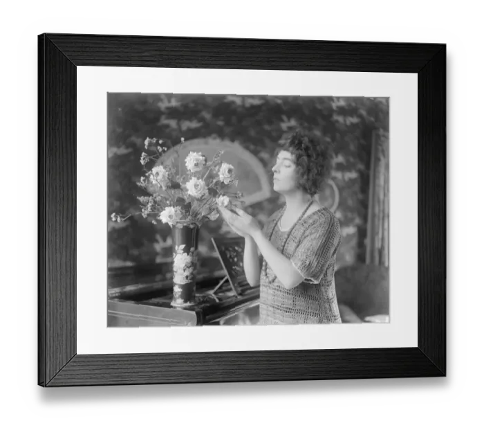 Framed Print : Peers stage romance. Lord Lyveden, the actor peer, is engaged to Miss Lynda Martell Framed Print : Peers stage romance. Lord Lyveden, the actor peer, is engaged to Miss Lynda Martell