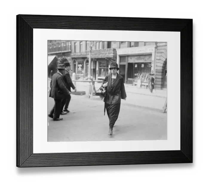 Framed Print : Countess Menglen, lady in waiting to the Empress Marie of Russia, walking in the West End Framed Print : Countess Menglen, lady in waiting to the Empress Marie of Russia, walking in the West End