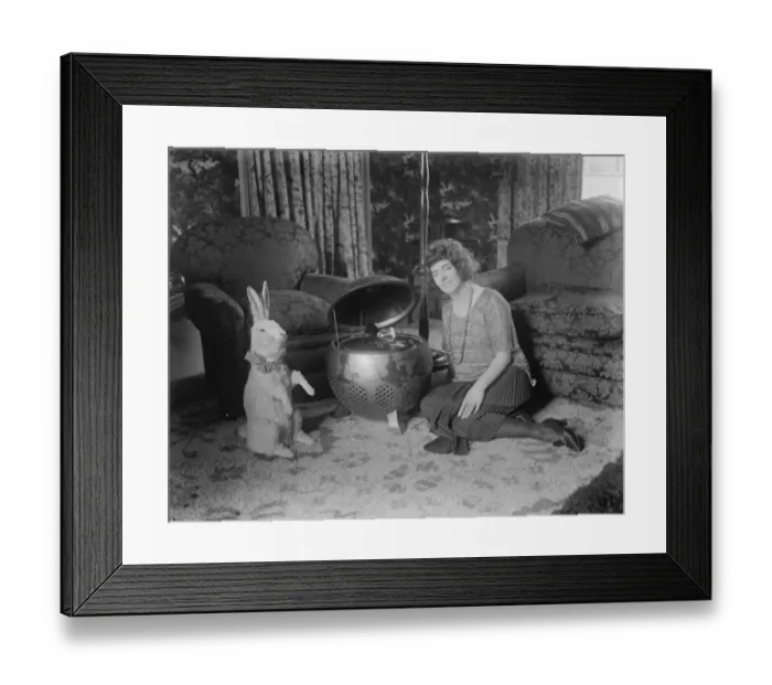 Framed Print : Peers stage romance. Miss Lynda Martell, who is engaged to Lord Lyveden Framed Print : Peers stage romance. Miss Lynda Martell, who is engaged to Lord Lyveden