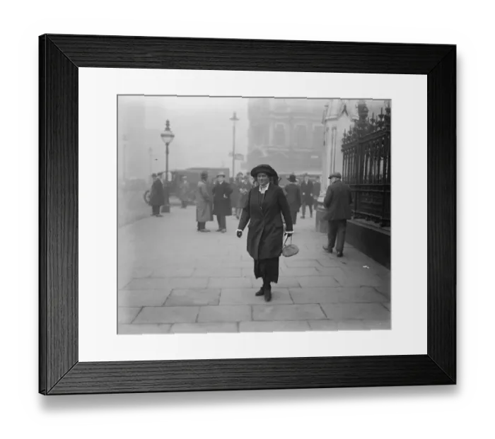 Framed Print : Newly elected Parliament assembles. Mrs Wintringham ( Louth ) arriving. 20 November