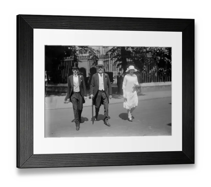 Framed Print : Fourth of June celebrations at Eton Lord Ampthill arriving with his son and daughter 4
