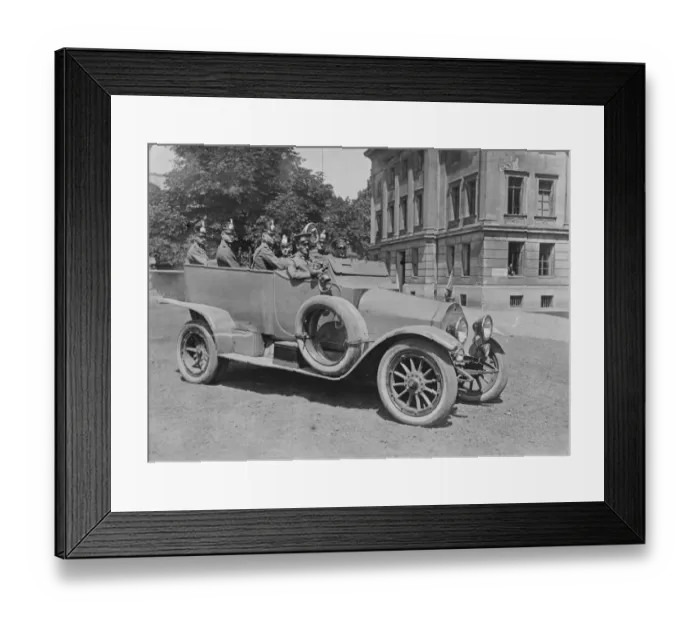 Framed Print : Berlins new Flying Squad of police to deal with pillagers. 21 November 1922 Framed Print : Berlins new Flying Squad of police to deal with pillagers. 21 November 1922