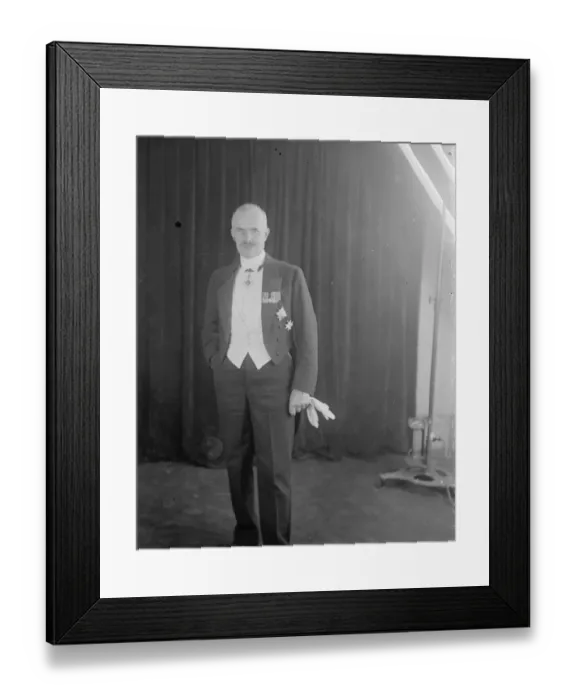 Framed Print : Society and stage at Devonshire House Ball in aid of the peoples league of health Sir Framed Print : Society and stage at Devonshire House Ball in aid of the peoples league of health Sir