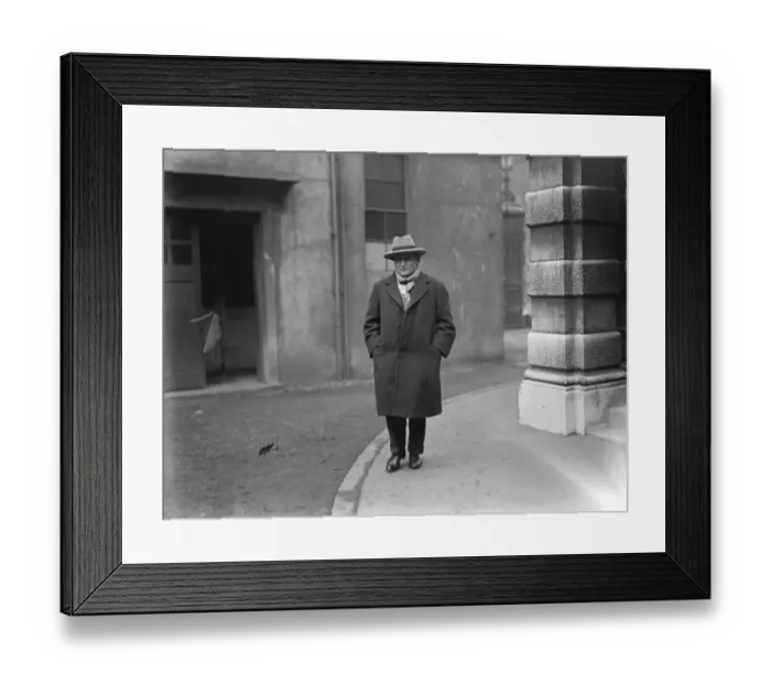 Framed Print : Last hour effort to avert dock strike. Mr Tom Shaw, the Minister of Labour, held