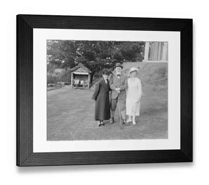 Framed Print : M Venizelos photographed in London with Helena Schilizzi and her mother. 13 September
