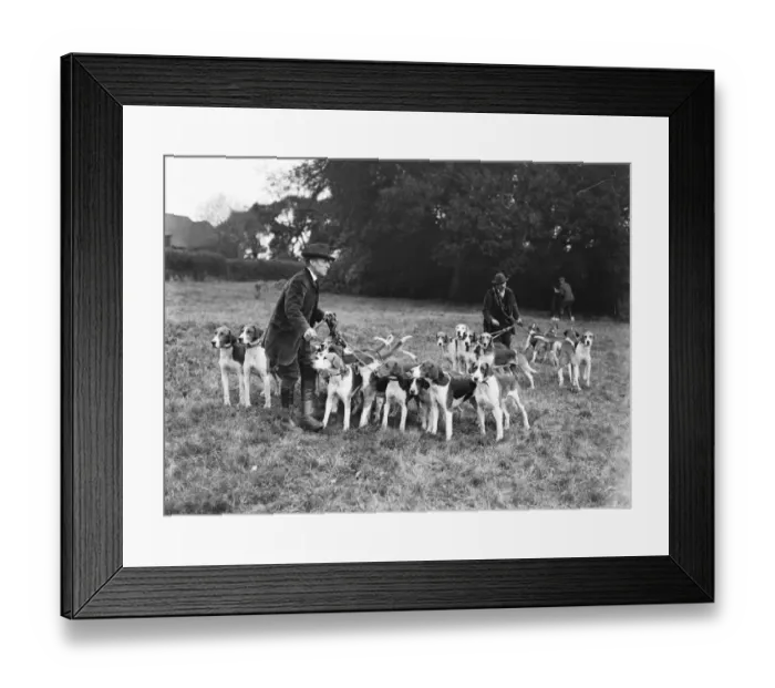 Framed Print : Meet of the New Forest staghounds at Fountain Court, Brook. Forestmen with