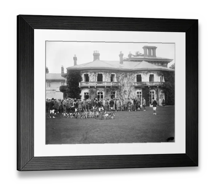 Framed Print : Worcester Park beagles meet at Merstham House, near Redhill. The meet on the lawn
