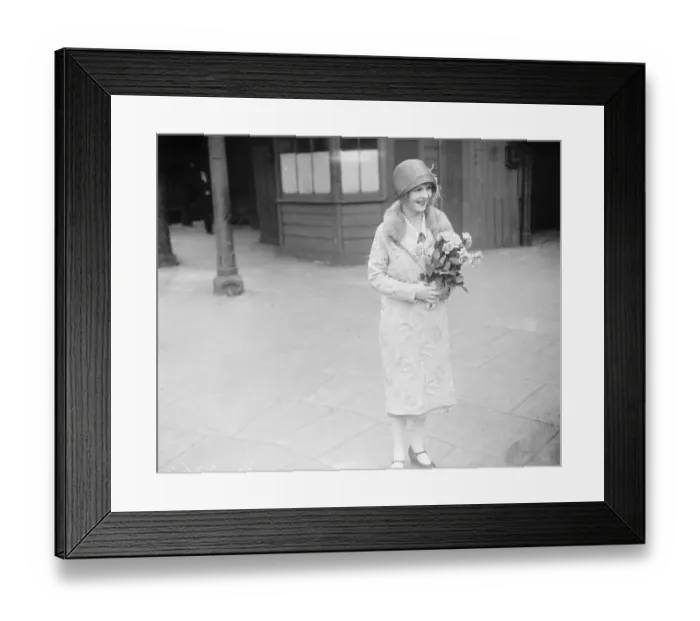 Framed Print : Popular British film star returns from America. Miss Flora le Breton photographed Framed Print : Popular British film star returns from America. Miss Flora le Breton photographed