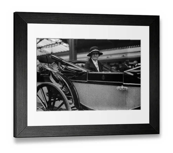 Framed Print : Labour Ministers receive seals of office. Miss Margaret Bondfield arriving at Windsor Framed Print : Labour Ministers receive seals of office. Miss Margaret Bondfield arriving at Windsor