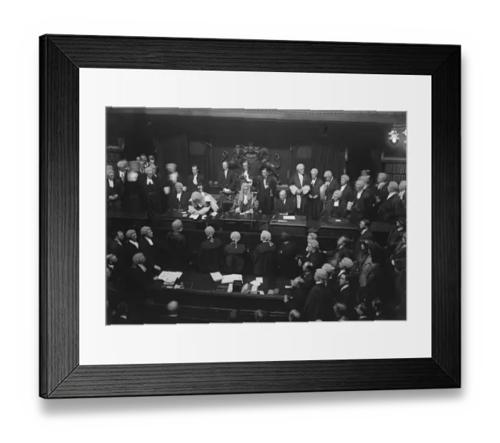 Framed Print : The new Lord Chief Justice signing the Roll, Lord Birkenhead the Lord Chancellor