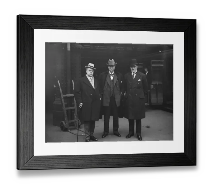 Framed Print : Notable passengers for America. Left to right, Sir Charles Higham, Sir Thomas Lipton