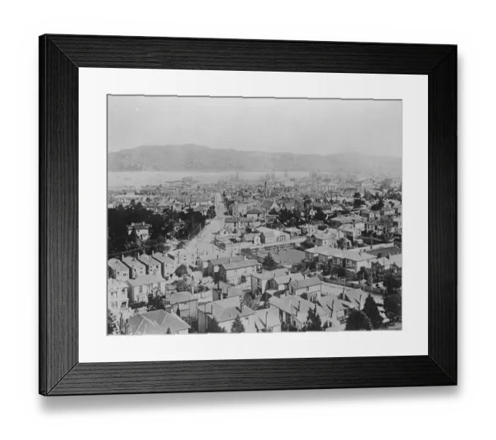 Framed Print : Wellington, New Zealand. General view looking across Harbour to Oriental Bay. 13