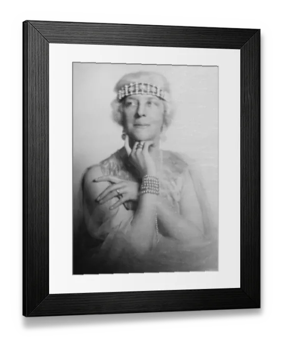 Framed Print : Unlcky Diamond diadem now in India. Mrs Hutchinson, wife of a wealthy resident Framed Print : Unlcky Diamond diadem now in India. Mrs Hutchinson, wife of a wealthy resident