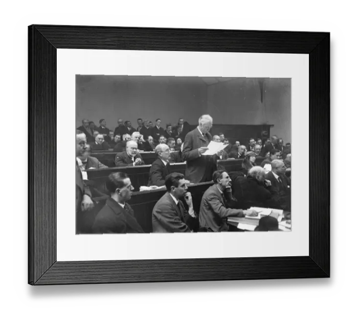 Framed Print : The docks enquiry opens at the Law Courts. Sir Norman Hill, representing the dock employers