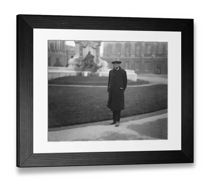 Framed Print : First meeting of Irish Free State Senate in Dublin. Mr W B Yeats, poet and dramatist, arriving