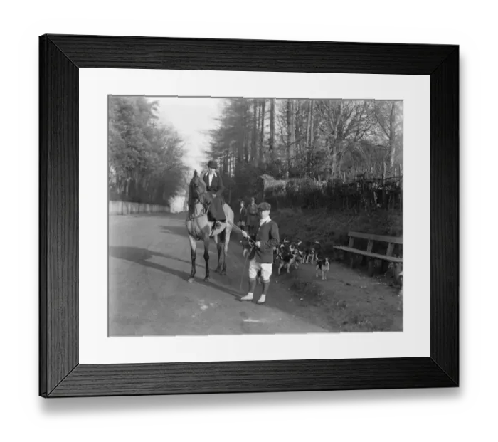Framed Print : Mounted followers of beagles and a lady Master at Sheldwick Corner near Faversham, Kent