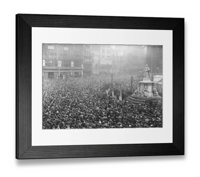 Framed Print : Panorama. Armistice Day. The scene outside St Pauls during the two minutes silence Framed Print : Panorama. Armistice Day. The scene outside St Pauls during the two minutes silence