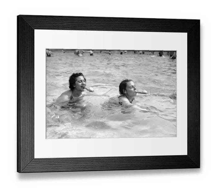 Framed Print : Egg and Spoon swimming race Victoria Park 7th August 1937