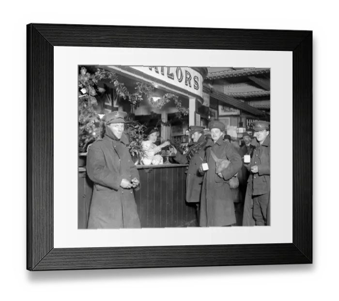 Framed Print : Soldiers arriving at and departing from London Bridge Station during the Christmas Framed Print : Soldiers arriving at and departing from London Bridge Station during the Christmas