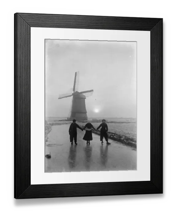 Framed Print : Sun set on the ice A striking picture of young Hollanders still active on the ice Framed Print : Sun set on the ice A striking picture of young Hollanders still active on the ice