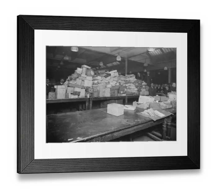 Framed Print : Christmas at the General Post Office, dealing with the parcels at Mount Pleasant 18
