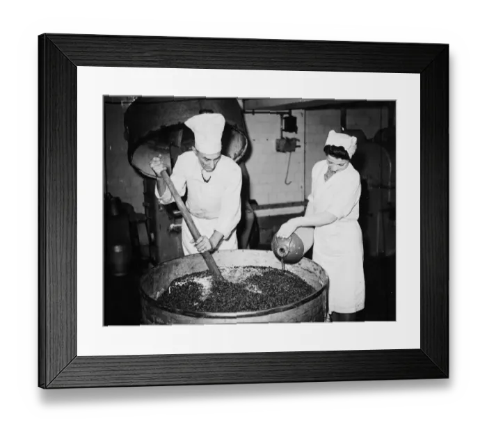 Framed Print : In thousands of British homes this Christmas, rich plum puddings, which are earning Framed Print : In thousands of British homes this Christmas, rich plum puddings, which are earning
