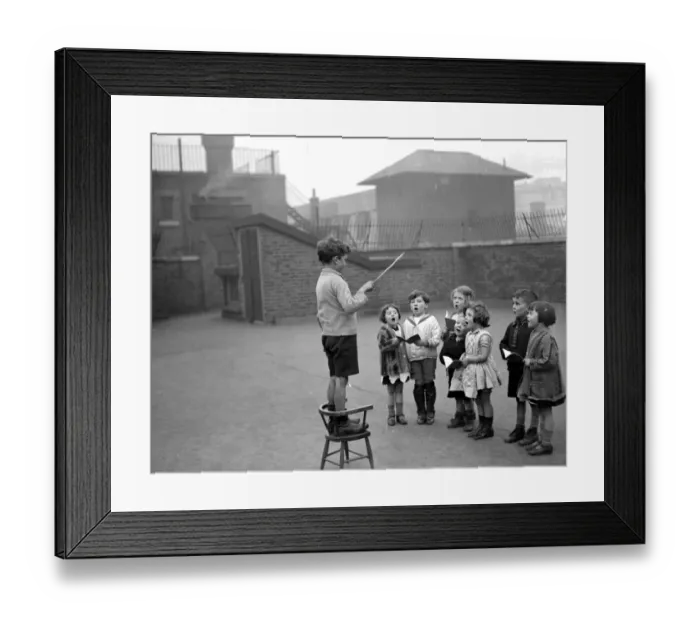 Framed Print : Christmas carols at St Clements Danes School, Drury Lane. 1926 Framed Print : Christmas carols at St Clements Danes School, Drury Lane. 1926