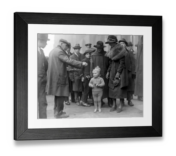 Framed Print : Christmas, 1920. Hawkers in Holborn