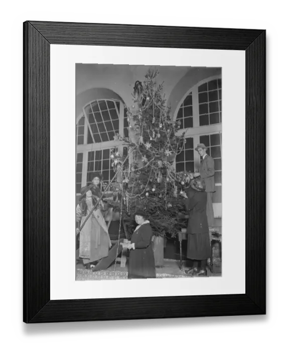 Framed Print : Buckingham Palace Christmas tree for wounded men On left is Miss Marta Cunningham Framed Print : Buckingham Palace Christmas tree for wounded men On left is Miss Marta Cunningham