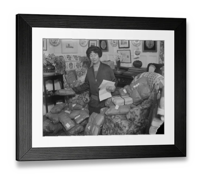 Framed Print : The Prime Ministers christmas gifts. Mrs Stanley Baldwin checking the christmas Framed Print : The Prime Ministers christmas gifts. Mrs Stanley Baldwin checking the christmas